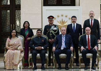 Turkish President Recep Tayyip Erdogan receives a copy of the credentials of Kumar Pardeshi, the new Ambassador of India to Turkey-stock-foto