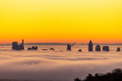 Frankfurt im Nebel-stock-foto