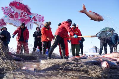 DAQING, CHINA - DECEMBER 27: People catch fish on the frozen Lianhuan Lake during a winter fishing event on December 27,-stock-foto
