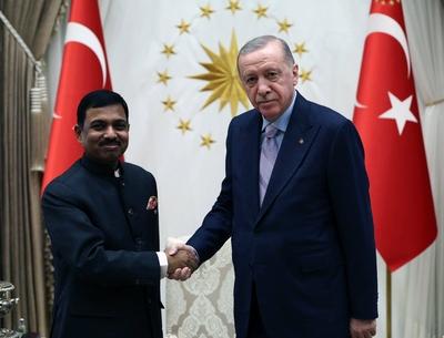Turkish President Recep Tayyip Erdogan receives a copy of the credentials of Kumar Pardeshi, the new Ambassador of India to Turkey-stock-foto