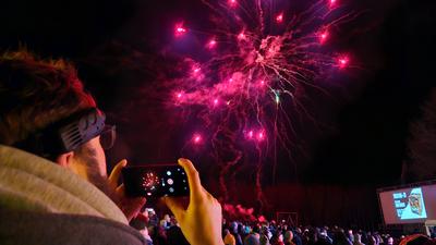Silvester steht vor der T?r: Gro?e Feuerwerksshow in Kretscham / Zahlreiche Zuschauer bekamen erste Einblicke in die Feuerwerksbatterien / Gro?es Abschlussfeuerwerk-stock-photo