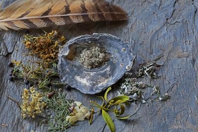 Raeuchern getrocknete und zerkleinerte Kraeuter fuer die Rauhnachts Raeucherung Deutschland smokin-stock-foto