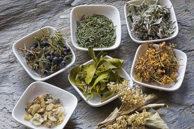 getrocknete Kraeuter fuer die Rauhnachts Raeucherung Deutschland burning with diefferent herbs Ge-stock-foto