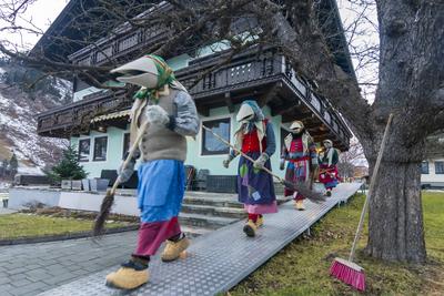 Schnabelpercht at the entrance of a private house: Walk of the Schnabelperchten in the last Rauhnacht. This special form-stock-foto