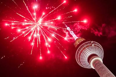 Silvesterfeuerwerk zum neuen Jahr am Berliner Fernsehturm. / New Year s Eve fireworks at the Berlin television tower. sn-stock-foto