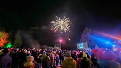 Silvester steht vor der T?r: Gro?e Feuerwerksshow in Kretscham / Zahlreiche Zuschauer bekamen erste Einblicke in die Feuerwerksbatterien / Gro?es Abschlussfeuerwerk-stock-photo