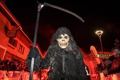 Traditioneller j?hrlicher Perchtenlauf in Altm?nster am Traunsee im Salzkammergut in ?sterreich D-stock-foto