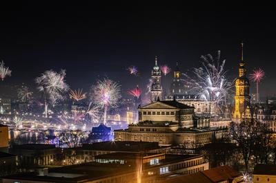 In der Dresdner Altstadt wird Silvester gefeiert. Im Bild Augustusbr?cke, Br?hlsche Terrasse, Semperoper, Hofkirche, Fra-stock-foto