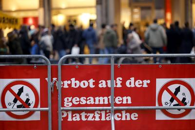 Rund um den K?lner Dom gelten nach einer Terrorwarnung verst?rkte Sicherheitsma?nahmen. Besucher des Doms m?ssen sich in-stock-foto