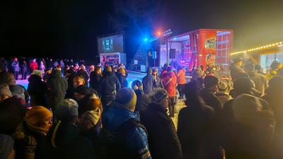 Silvester steht vor der T?r: Gro?e Feuerwerksshow in Kretscham / Zahlreiche Zuschauer bekamen erste Einblicke in die Feuerwerksbatterien / Gro?es Abschlussfeuerwerk-stock-photo