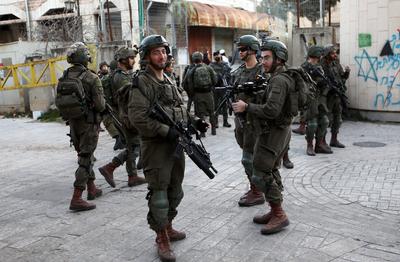 Israeli forces gather to patrol around the street as Israelis who usurped Palestinian lands in the West Bank-stock-foto