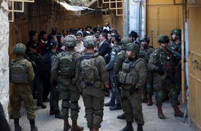 Israeli forces gather to patrol around the street as Israelis who usurped Palestinian lands in the West Bank-stock-foto