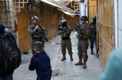 Israeli forces gather to patrol around the street as Israelis who usurped Palestinian lands in the West Bank-stock-foto