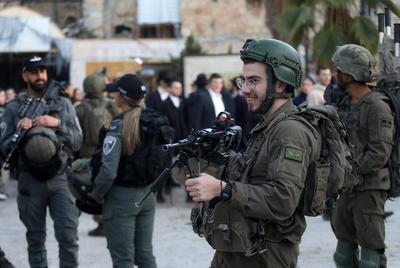 Israeli forces gather to patrol around the street as Israelis who usurped Palestinian lands in the West Bank-stock-foto