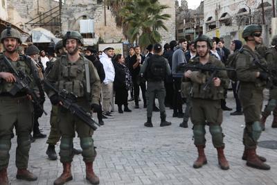Israeli forces gather to patrol around the street as Israelis who usurped Palestinian lands in the West Bank-stock-foto