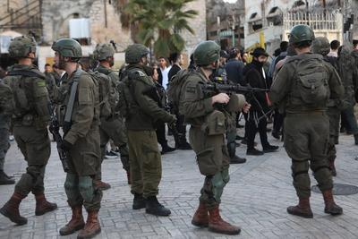 Israeli forces gather to patrol around the street as Israelis who usurped Palestinian lands in the West Bank-stock-foto