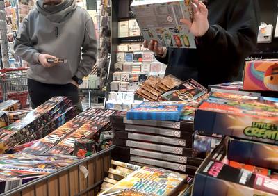REWE-Einkauf in einem Supermarkt oder Discounter-stock-foto