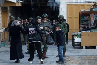 Israeli forces gather to patrol around the street as Israelis who usurped Palestinian lands in the West Bank-stock-foto
