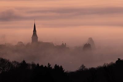 Kronberg im Taunus am Morgen im Nebel-stock-foto