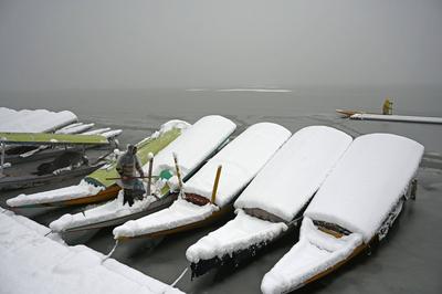 Heavy Snowfall Disrupts Life In Kashmir, Flights Grounded, Highway Closed-stock-foto