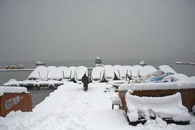 Heavy Snowfall Disrupts Life In Kashmir, Flights Grounded, Highway Closed-stock-foto