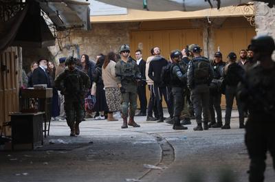 Israeli forces gather to patrol around the street as Israelis who usurped Palestinian lands in the West Bank-stock-foto