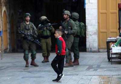 Israeli forces gather to patrol around the street as Israelis who usurped Palestinian lands in the West Bank-stock-foto