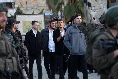 Israeli forces gather to patrol around the street as Israelis who usurped Palestinian lands in the West Bank-stock-foto