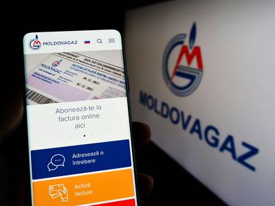 Person holding smartphone with website of Moldavian gas company Moldovagaz S.A. on screen. Stuttgart, Germany - 09-14-20-stock-foto