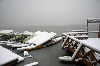 Heavy Snowfall Disrupts Life In Kashmir, Flights Grounded, Highway Closed-stock-foto