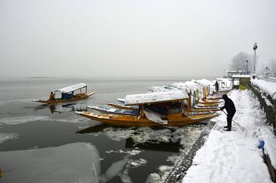 Heavy Snowfall Disrupts Life In Kashmir, Flights Grounded, Highway Closed-stock-foto