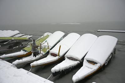 Heavy Snowfall Disrupts Life In Kashmir, Flights Grounded, Highway Closed-stock-foto