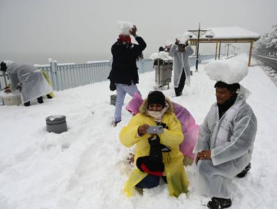 Heavy Snowfall Disrupts Life In Kashmir, Flights Grounded, Highway Closed-stock-foto