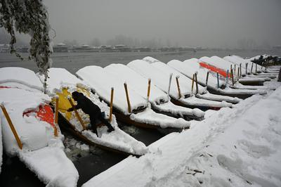 Heavy Snowfall Disrupts Life In Kashmir, Flights Grounded, Highway Closed-stock-foto