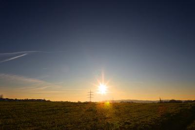 Ruhe zur Winterzeit Felder und Weiden mit leuchtenden blauen Himmel und glei?ender Sonne w?hrend der Winterruhe *** Peac-stock-foto
