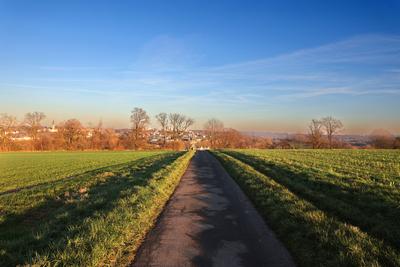Ruhe zur Winterzeit Felder und Weiden mit leuchtenden blauen Himmel und glei?ender Sonne w?hrend der Winterruhe *** Peac-stock-foto