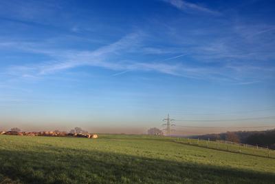 Ruhe zur Winterzeit Felder und Weiden mit leuchtenden blauen Himmel w?hrend der Winterruhe-stock-foto