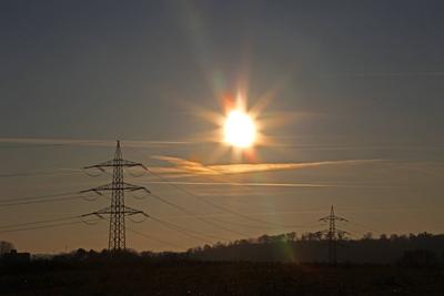 Ruhe zur Winterzeit Felder und Weiden mit leuchtenden blauen Himmel und glei?ender Sonne w?hrend der Winterruhe *** Peac-stock-foto