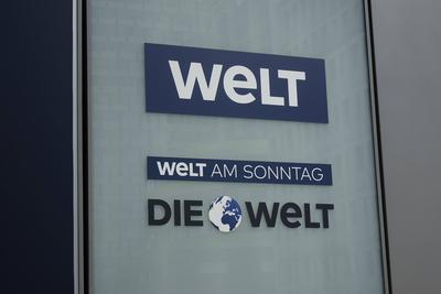 Schild der Tageszeitung Welt Schild der Tageszeitung Welt, 04.07.2020, Kreuzberg, Berlin, Die Welt ist eine Tageszeitung-stock-foto