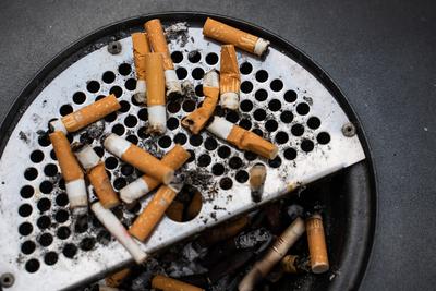 Lake Garda, Garda, Italy - ashtray full of cigarette butts, cigarette smoking, garbage *** Aschenbecher voller Zigarette-stock-foto