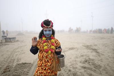 A child painted as Lord Shiva gestures at the bank of Sangam (confluence of rive Ganga, Yamuna, and mythical Saraswati)-stock-foto