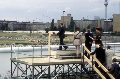 Bildnummer: 52089821  Datum: 14.07.1978  Copyright: imago/Sven SimonPr?sident Jimmy Carter (li., USA) und Dietrich Stobbe (3.v.li., GER/SPD/Regierender B?rgermeister West-Berlin) betrachten von einer Plattform den Todesstreifen an der Berliner Mauer - West-Berlin, Personen , Landschaft; 1978, Berlin, West, James Earl Carter Jr., Junior, Politiker, Landesregierung, Landespolitik; , quer, Kbdia, Totale, Internationale Politik, Politik, Deutschland, Randbild, People; Aufnahmedatum gesch?tzt-stock-foto