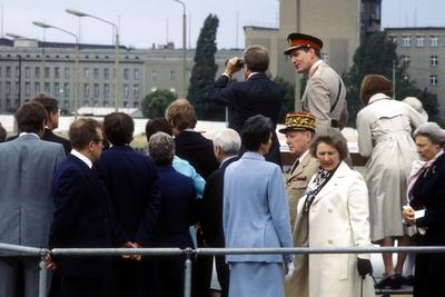 Bildnummer: 52007496  Datum: 13.07.1978  Copyright: imago/Sven SimonPr?sident Jimmy Carter (Mitte, USA) betrachtet durchs Fernglas Ostberlin von einer Plattform an der Berliner Mauer in Berlin West, Personen; 1978, Berlin West, Westberlin, Politiker, Politik, James Earl Carter Jr., Junior, Staatsbesuch; , quer, Kbdia, Totale, R?ckansicht, Perspektive, Deutschland, Randbild, People; Aufnahmedatum gesch?tzt-stock-foto