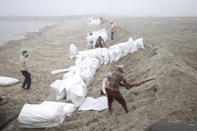 Men at work during preparation of ghats at the bank of Sangam (confluence of rive Ganga, Yamuna, and mythical Saraswati)-stock-foto