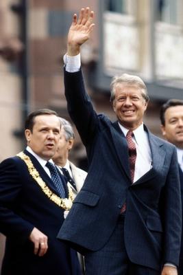 Bildnummer: 52006225  Datum: 13.07.1978  Copyright: imago/Sven SimonPr?sident Jimmy Carter (USA) in Bonn, Personen , optimistisch , Freude; 1978, Bonn, James Earl Carter Jr., Junior, Politiker, Politik, Staatsbesuch; , hoch, Kbdia, Gruppenbild, close, Deutschland, Randbild, People; Aufnahmedatum gesch?tzt-stock-foto