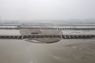 A bird eye video of pontoon bridges at the bank of Sangam (confluence of rive Ganga, Yamuna, and mythical Saraswati) dur-stock-foto