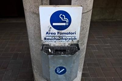 Italienischer Bahnhof, Raucher - Aschenbecher, Raucherbereich in Italien *** Italian train station, smoking ashtray, smo-stock-foto