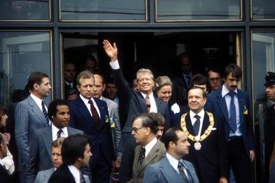 Bildnummer: 52007437  Datum: 13.07.1978  Copyright: imago/Sven SimonPr?sident Jimmy Carter (hinten Mitte, USA) in Bonn, Personen , optimistisch; 1978, Bonn, Politiker, Politik, James Earl Carter Jr., Junior, Staatsbesuch, winken; , quer, Kbdia, Gruppenbild, Deutschland, Randbild, People; Aufnahmedatum gesch?tzt-stock-foto