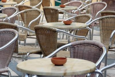 Bestuhlung in einem Cafe PUBLICATIONxINxGERxSUIxAUTxHUNxONLY 1088200150-stock-foto