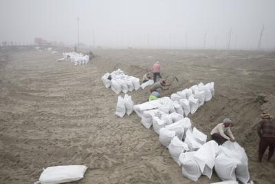 Men at work during preparation of ghats at the bank of Sangam (confluence of rive Ganga, Yamuna, and mythical Saraswati)-stock-foto